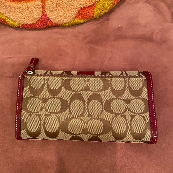 Burgundy-red patent leather Coach bag and wallet - Picture 3 of 10